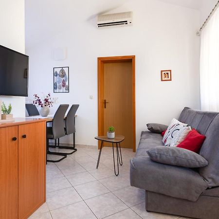 Villa Livia With Three Nice Apartments, Swimming Pool, Childrens Playground, Barbecue And Free Parking Лижнян Экстерьер фото