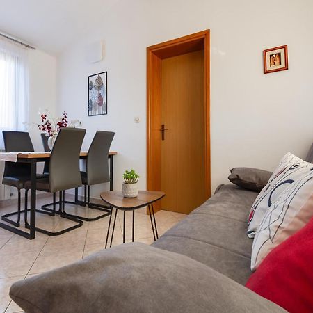 Villa Livia With Three Nice Apartments, Swimming Pool, Childrens Playground, Barbecue And Free Parking Лижнян Экстерьер фото
