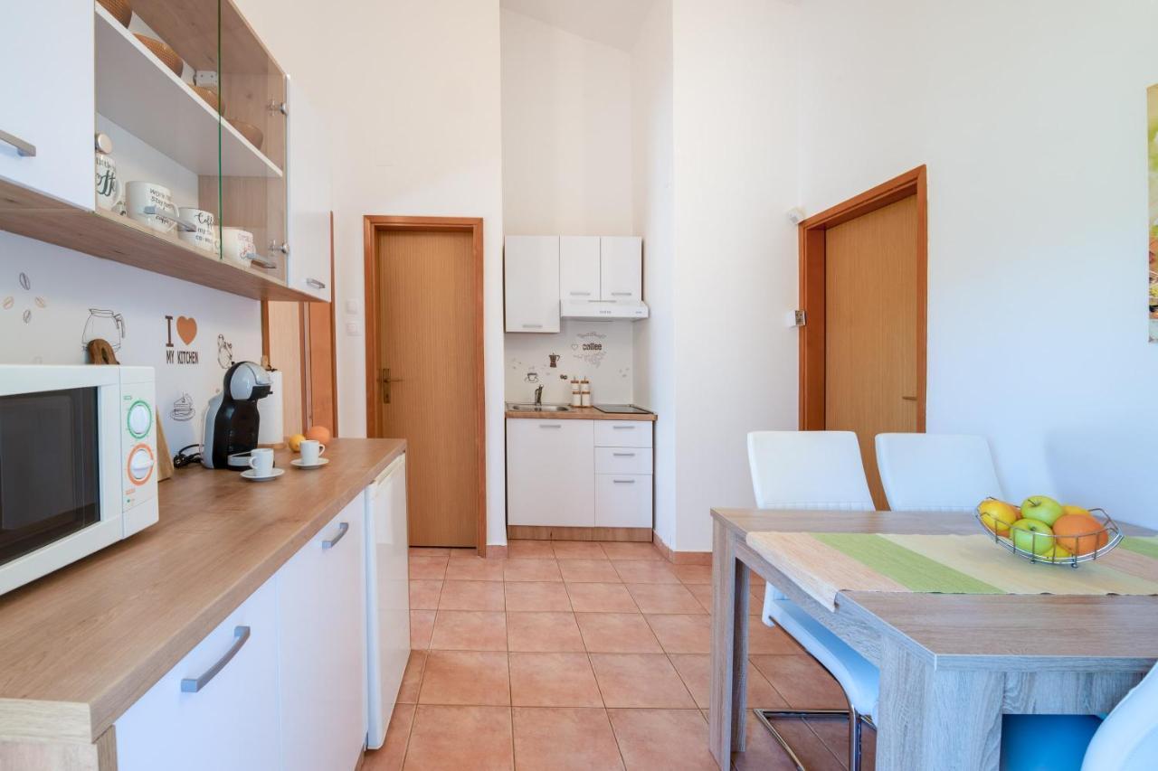 Villa Livia With Three Nice Apartments, Swimming Pool, Childrens Playground, Barbecue And Free Parking Лижнян Экстерьер фото