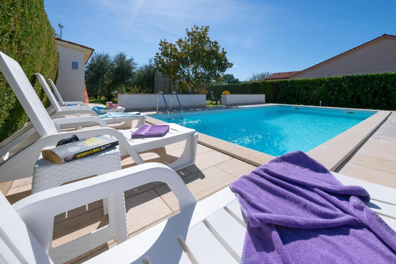 Villa Livia With Three Nice Apartments, Swimming Pool, Childrens Playground, Barbecue And Free Parking Лижнян Экстерьер фото