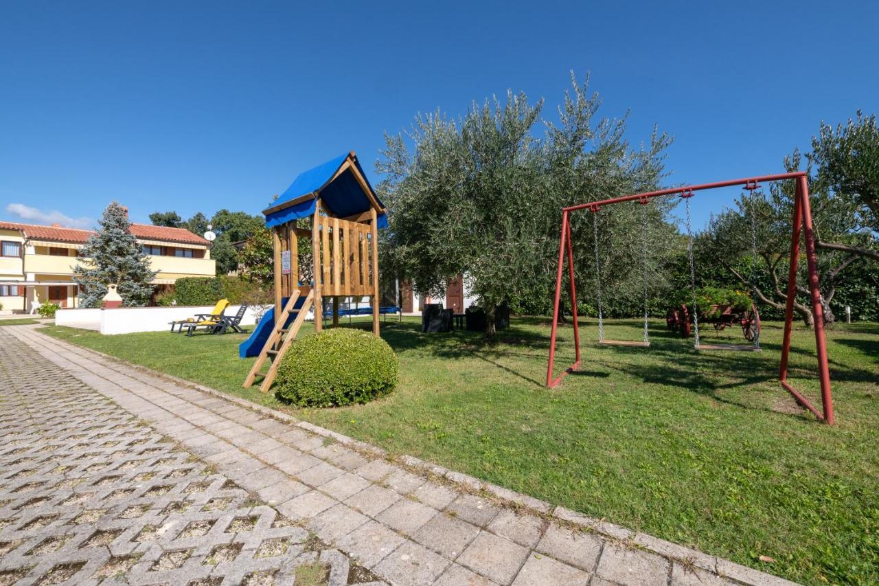 Villa Livia With Three Nice Apartments, Swimming Pool, Childrens Playground, Barbecue And Free Parking Лижнян Экстерьер фото