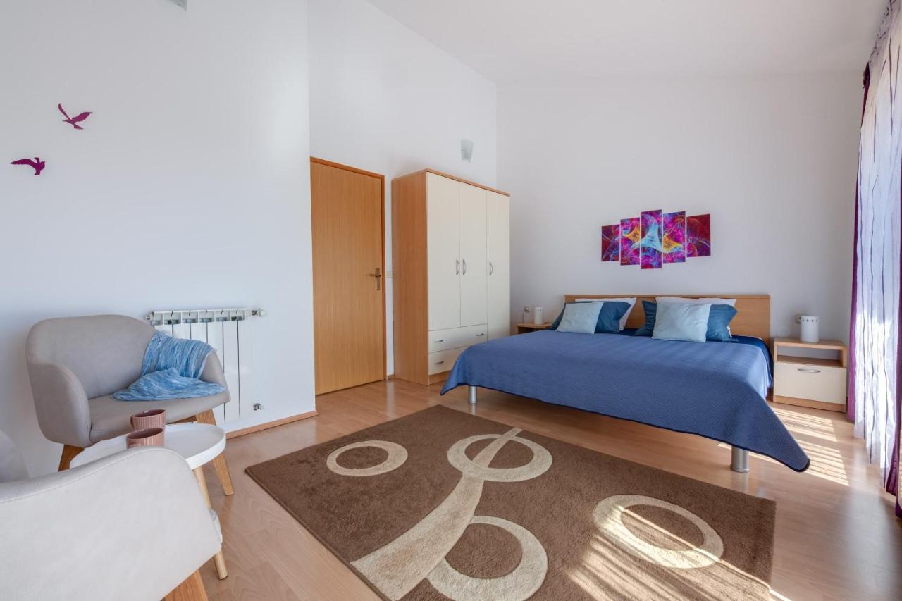 Villa Livia With Three Nice Apartments, Swimming Pool, Childrens Playground, Barbecue And Free Parking Лижнян Экстерьер фото