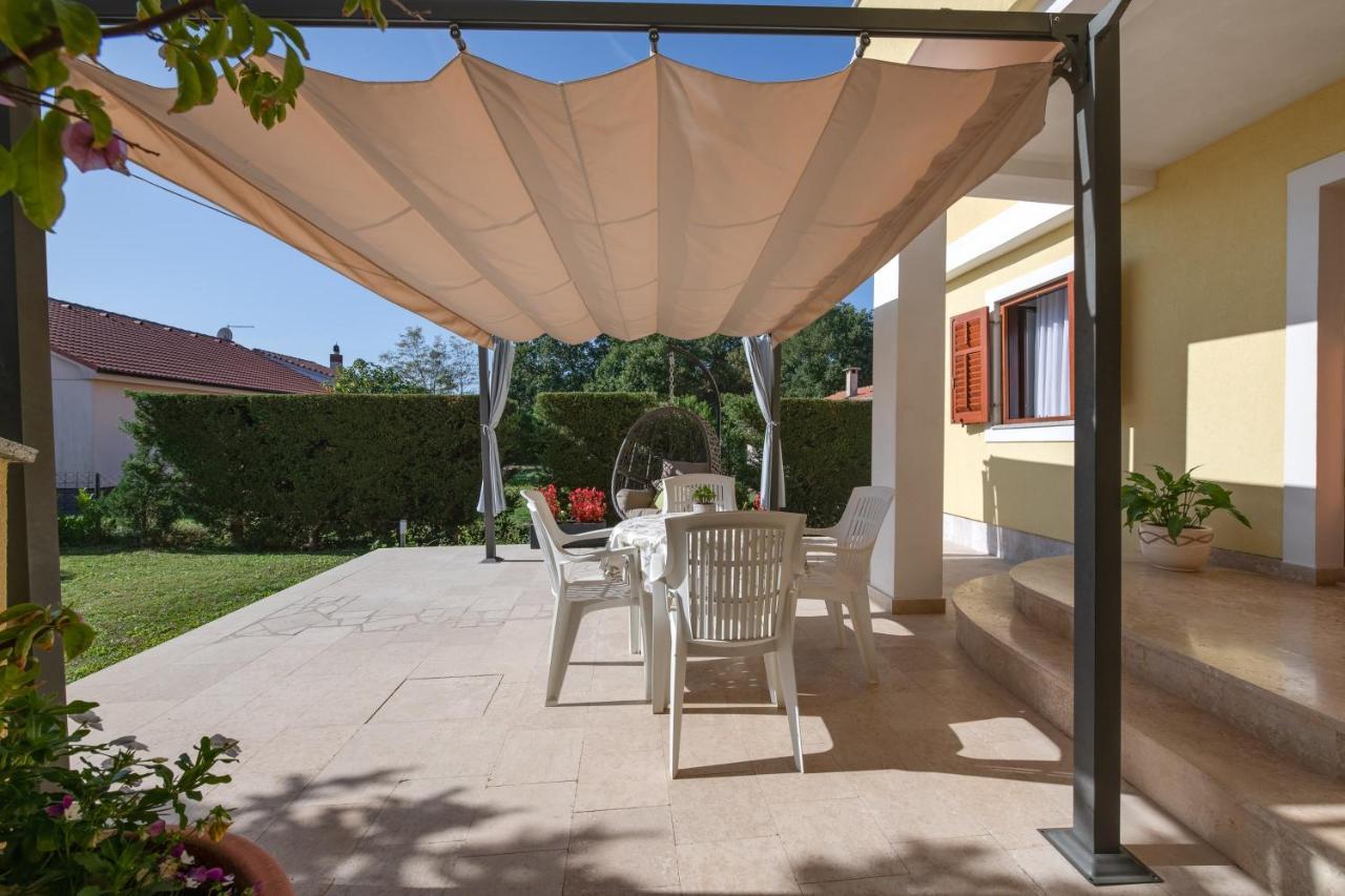 Villa Livia With Three Nice Apartments, Swimming Pool, Childrens Playground, Barbecue And Free Parking Лижнян Экстерьер фото