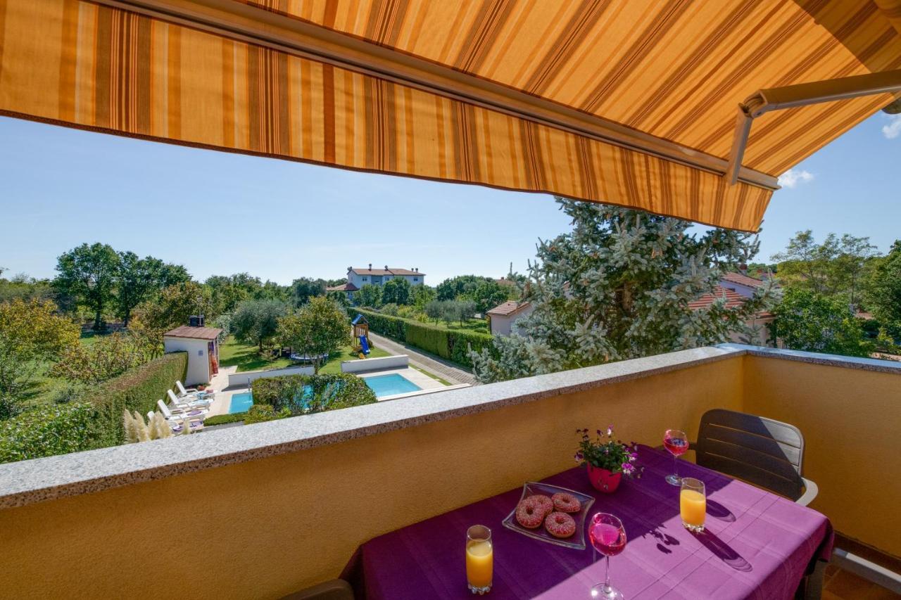 Villa Livia With Three Nice Apartments, Swimming Pool, Childrens Playground, Barbecue And Free Parking Лижнян Экстерьер фото