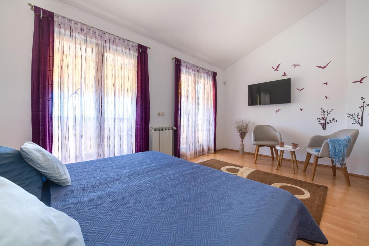 Villa Livia With Three Nice Apartments, Swimming Pool, Childrens Playground, Barbecue And Free Parking Лижнян Экстерьер фото