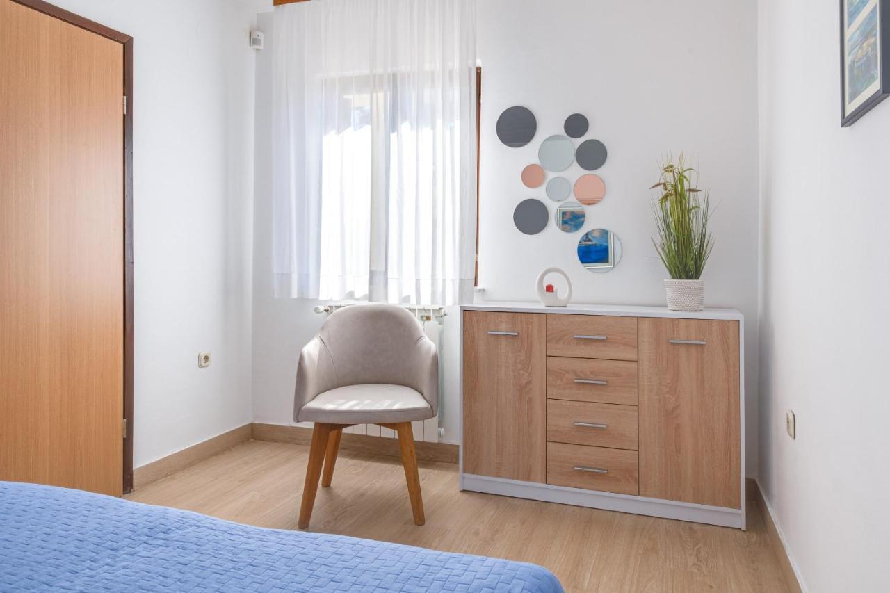 Villa Livia With Three Nice Apartments, Swimming Pool, Childrens Playground, Barbecue And Free Parking Лижнян Экстерьер фото