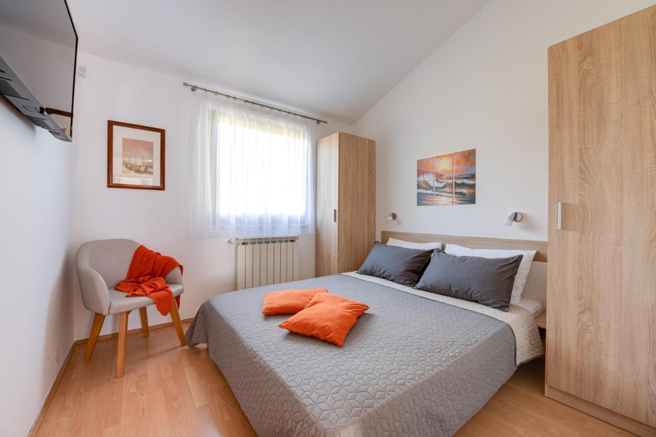 Villa Livia With Three Nice Apartments, Swimming Pool, Childrens Playground, Barbecue And Free Parking Лижнян Экстерьер фото