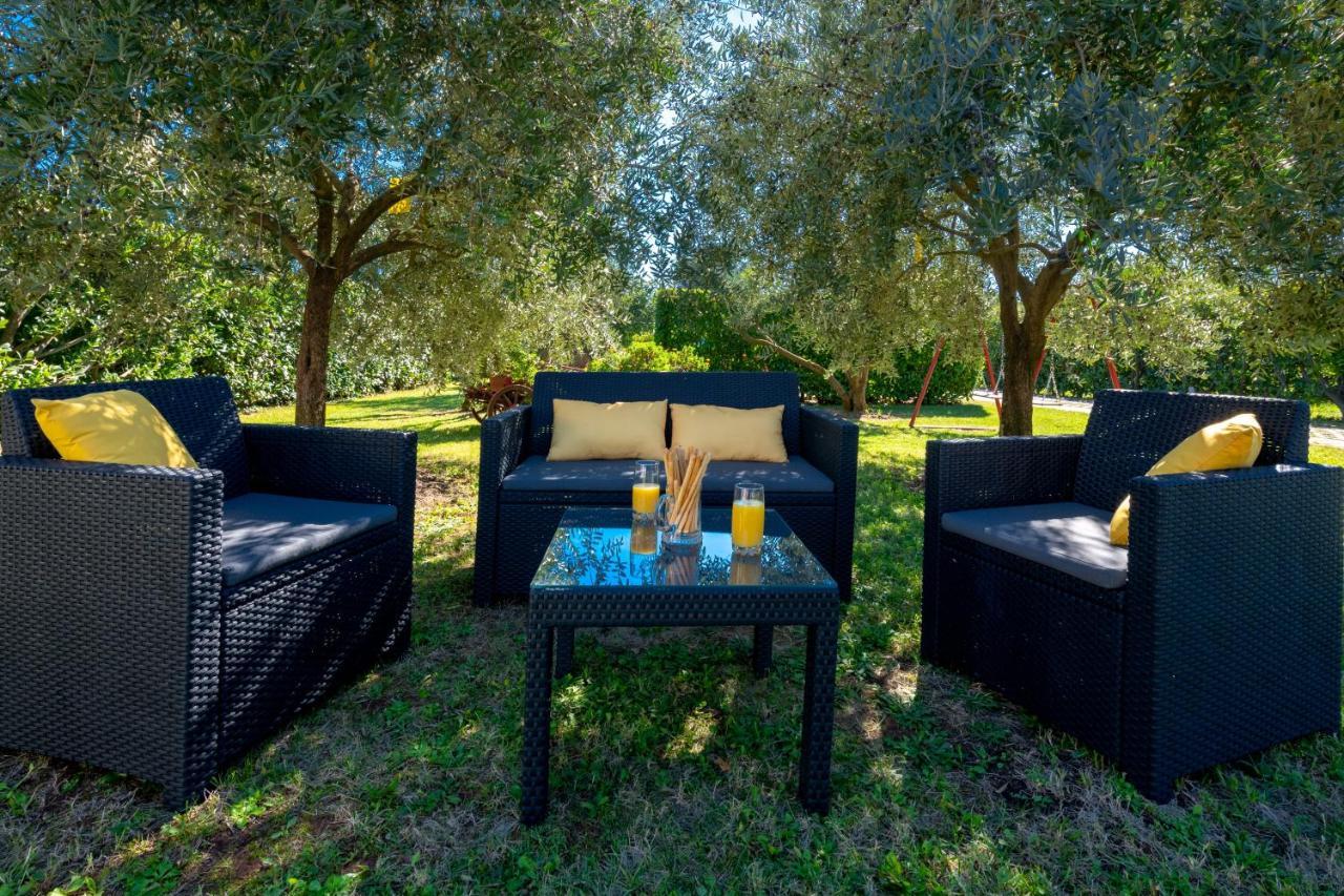 Villa Livia With Three Nice Apartments, Swimming Pool, Childrens Playground, Barbecue And Free Parking Лижнян Экстерьер фото
