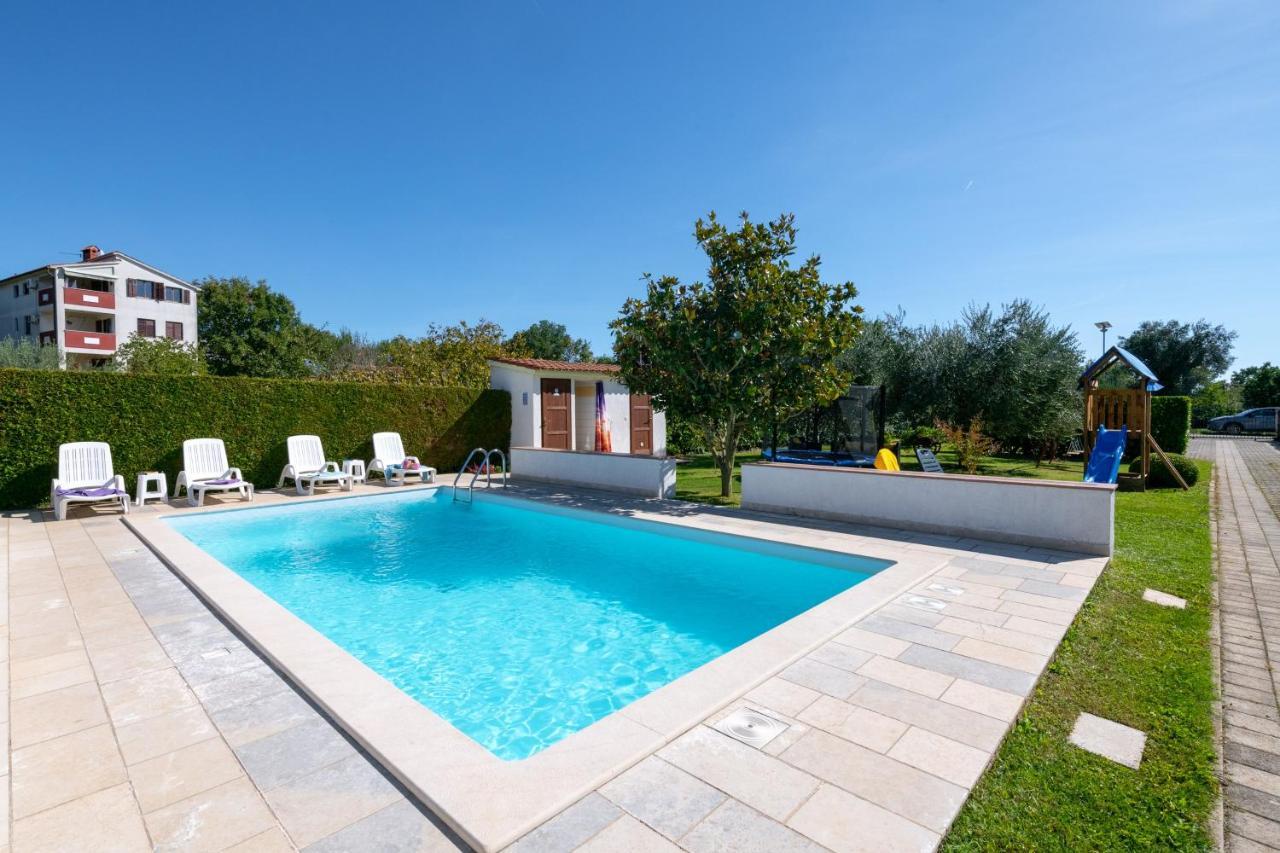 Villa Livia With Three Nice Apartments, Swimming Pool, Childrens Playground, Barbecue And Free Parking Лижнян Экстерьер фото