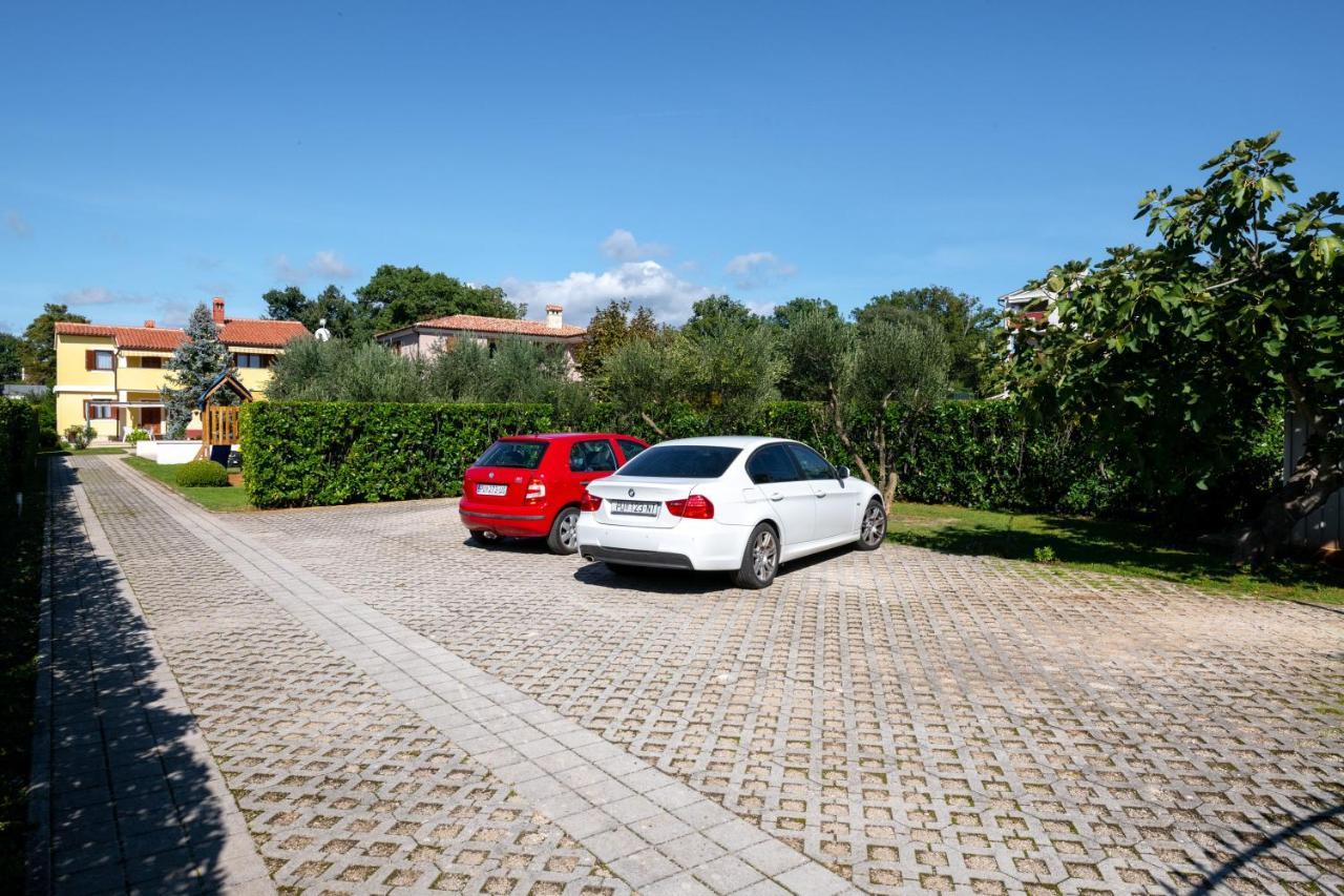 Villa Livia With Three Nice Apartments, Swimming Pool, Childrens Playground, Barbecue And Free Parking Лижнян Экстерьер фото