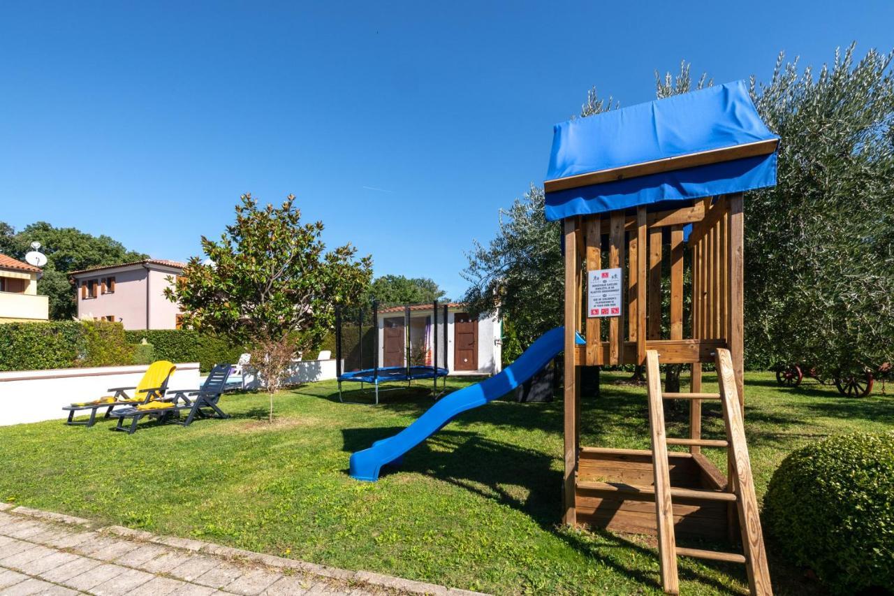 Villa Livia With Three Nice Apartments, Swimming Pool, Childrens Playground, Barbecue And Free Parking Лижнян Экстерьер фото