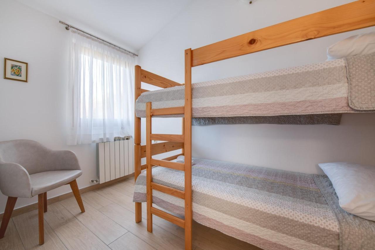 Villa Livia With Three Nice Apartments, Swimming Pool, Childrens Playground, Barbecue And Free Parking Лижнян Экстерьер фото