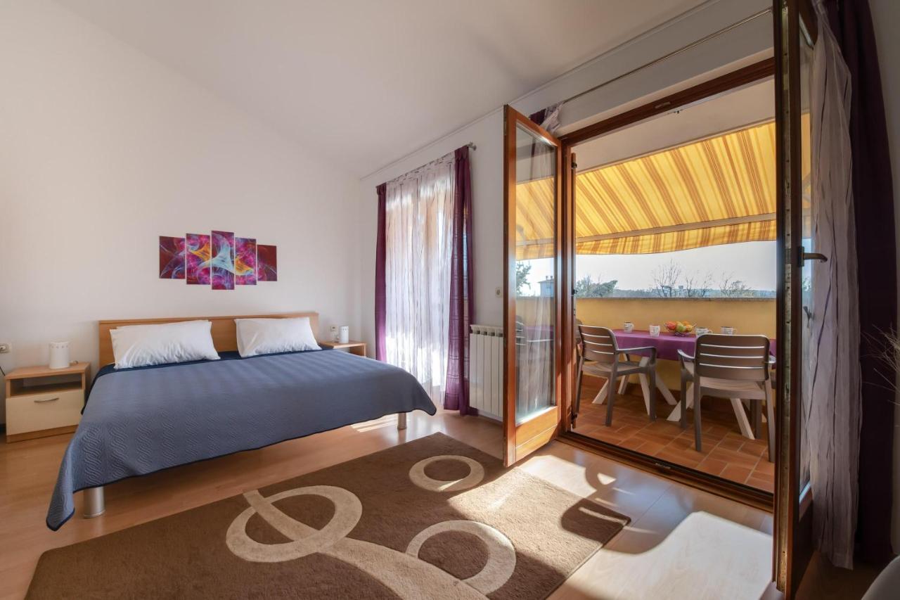 Villa Livia With Three Nice Apartments, Swimming Pool, Childrens Playground, Barbecue And Free Parking Лижнян Экстерьер фото