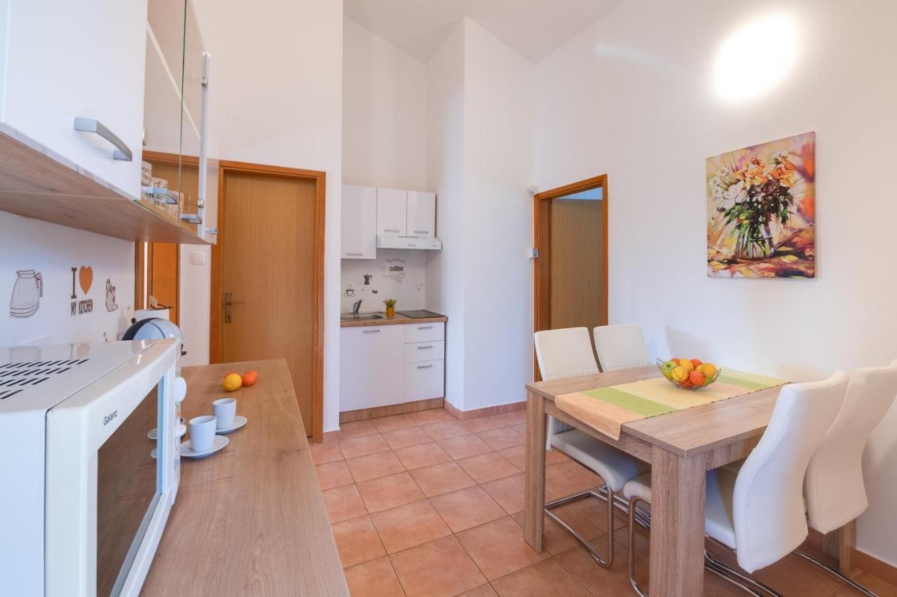 Villa Livia With Three Nice Apartments, Swimming Pool, Childrens Playground, Barbecue And Free Parking Лижнян Экстерьер фото