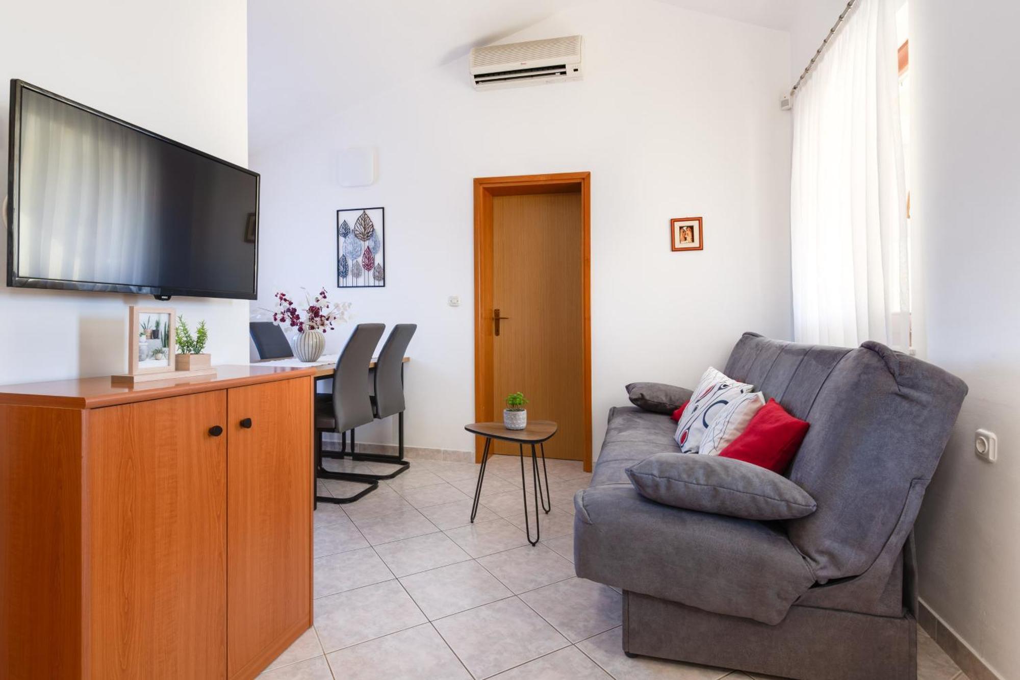 Villa Livia With Three Nice Apartments, Swimming Pool, Childrens Playground, Barbecue And Free Parking Лижнян Экстерьер фото
