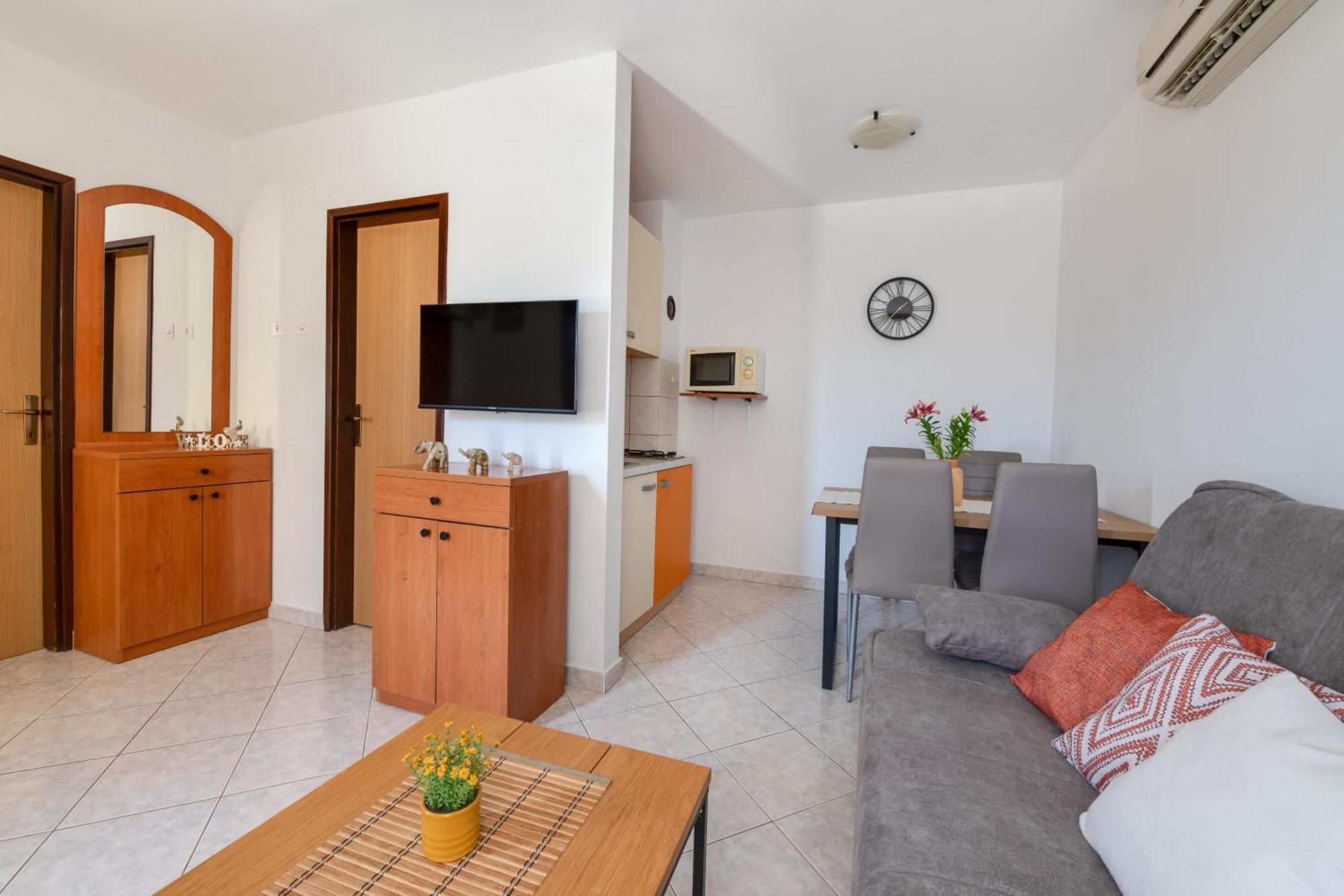 Villa Livia With Three Nice Apartments, Swimming Pool, Childrens Playground, Barbecue And Free Parking Лижнян Экстерьер фото